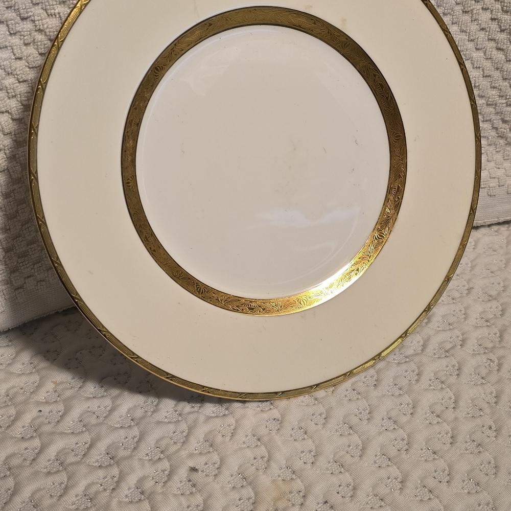 Tiffany & Co. White Dinner Plate with Gold Trim - Picture 4 of 4